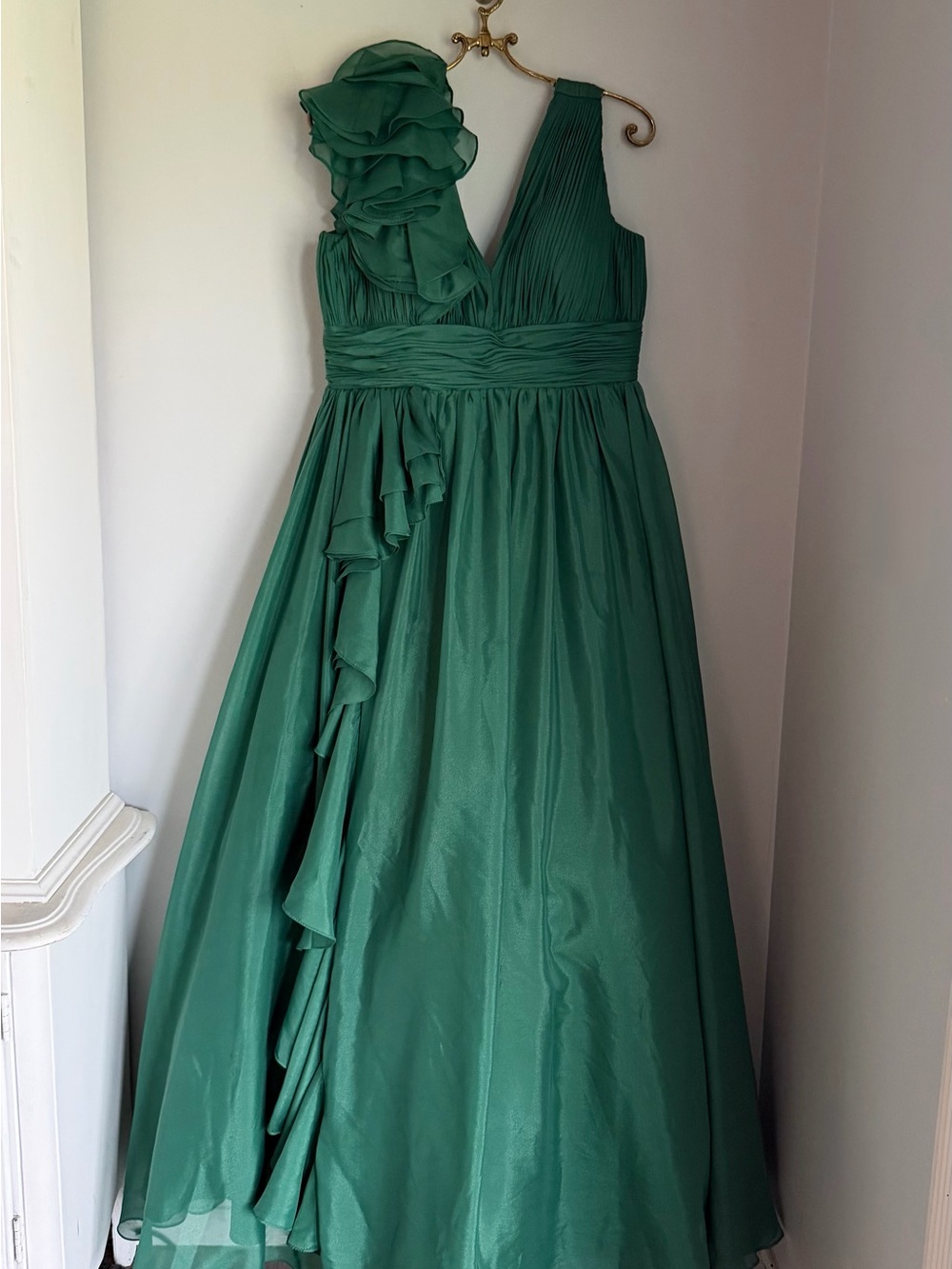 Mac Duggal Emerald Green Ruffle Shoulder V-Neck Chiffon Gown Size 12 - Picture 3 of 10